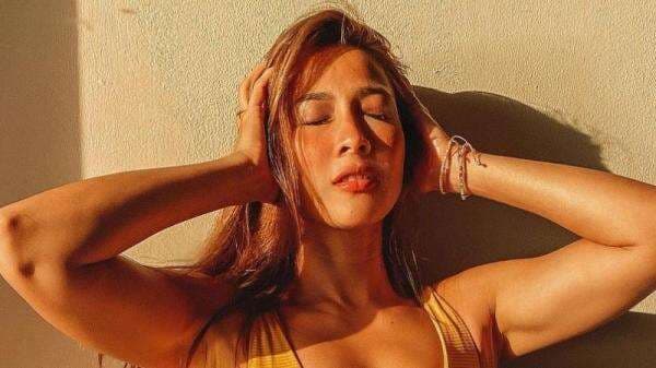 5 Outfit ke Pantai ala Andrea Dian, Artis Pemilik Body Goals yang Doyan <i>Keringetan</i>!