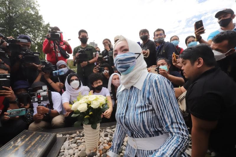 4 Potret Kedekatan Aaliyah Massaid dan Angelina Sondakh, Ketahuan Manja dengan sang Ibu sejak Kecil