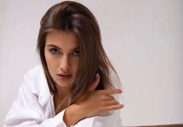 4 Pose Anggun Pramugari Viktoria, Cantik Menggoda Bikin Para Jomblo Meriang