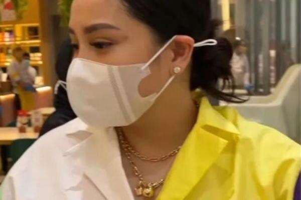 Nagita Slavina Tampil Santai dengan Kalung Emas, Total Harganya Gak Main-Main! Nagita Slavina Tampil Santai dengan Kalung Emas, Total Harganya Gak Main-Main!