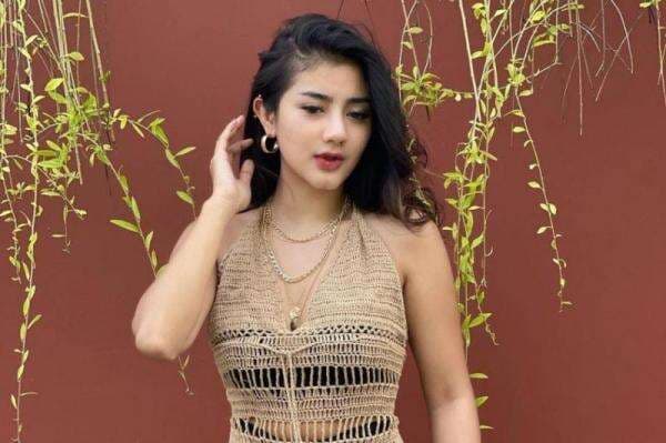 Foto-Foto Seksi Ghea Youbi Pakai Dress Rajut Transparan, Netizen: Makin Aduhay