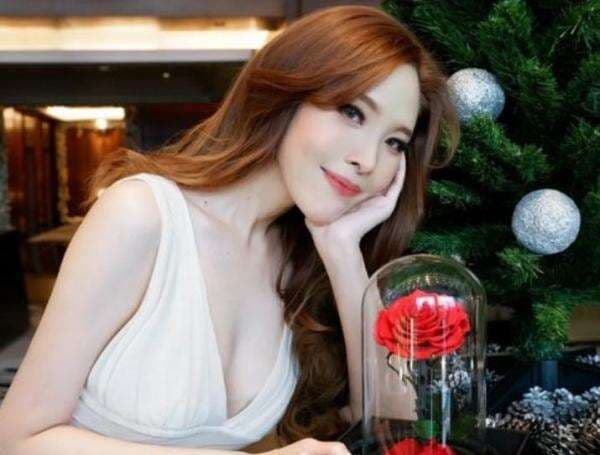 Intip Pramugari Candy Pamer Body Seksi, Belahan Dada Mulus Bikin Pria Susah Kedip