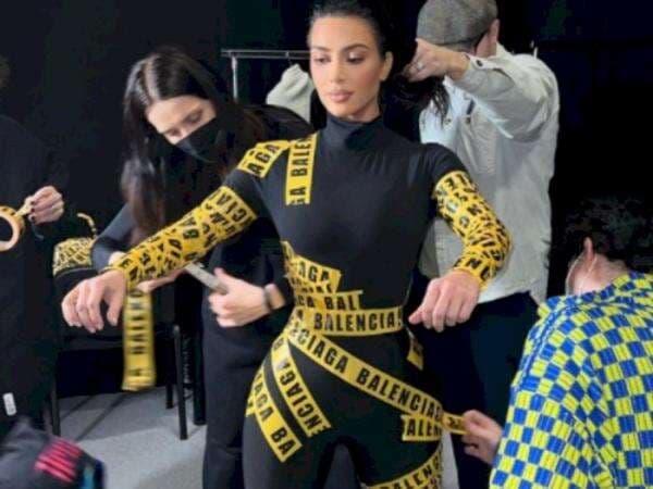 Penampilan Unik Kim Kardashian di Paris Fashion Week, Tubuhnya Dibalut Lakban Kuning