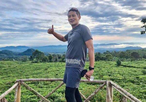 Serunya Sandiaga Uno Ajak Sulaiman ke "Disneyland" Indonesia, Pose Berlatar Ikon Micky Mouse