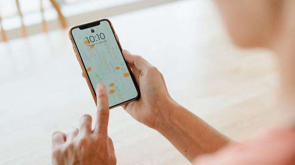 Etiskah Menyadap HP Pasangan? Ini Pendapat Psikolog