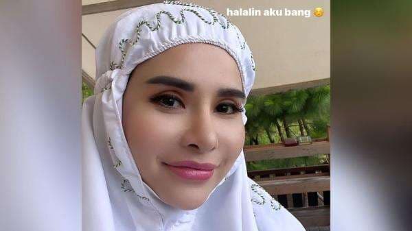 Kode Keras! Potret Maria Vania Pakai Mukena Bikin Pangling: Halalin Aku Bang