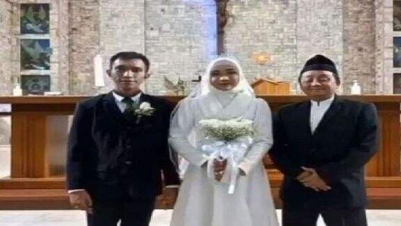 Heboh Wanita Berhijab Nikah di Gereja, Nurkholis Sang Penghulu Akui Sudah Nikahkan Ribuan Pengantin Beda Agama, Sentil Fasilitas Pemerintah!