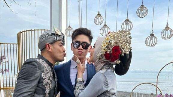 Aduh Romantisnya Pengantin Baru, Ferry Irawan `Nyosor` Venna Melinda di Depan Anak... Upss Jadi Nyamuk Deh!