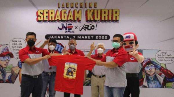 Tampil Beda! JNE Resmikan Seragam Kurir Karya Ilustrator Marvel & DC Comics, Ario Anindito