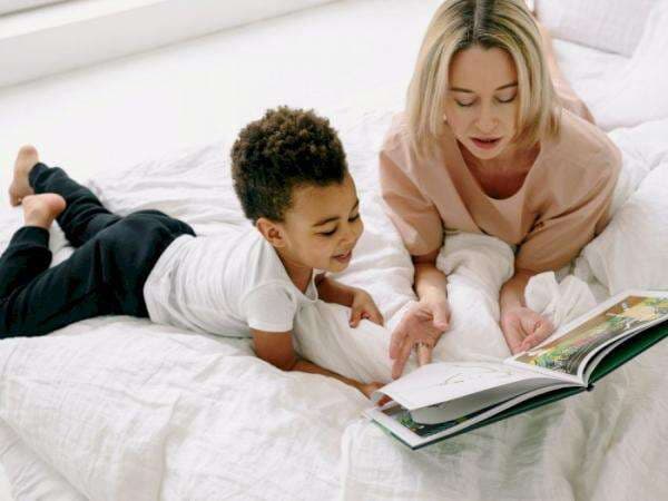 Tips Ajarkan Anak Memiliki Kebiasaan Baca Buku ala Dee Lestari