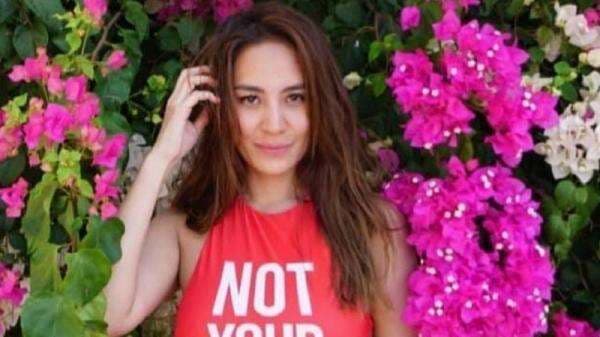 Pose Chantal Della Concetta Pakai Swimsuit Merah Bikin Salfok, Netizen: Terlalu Hot!