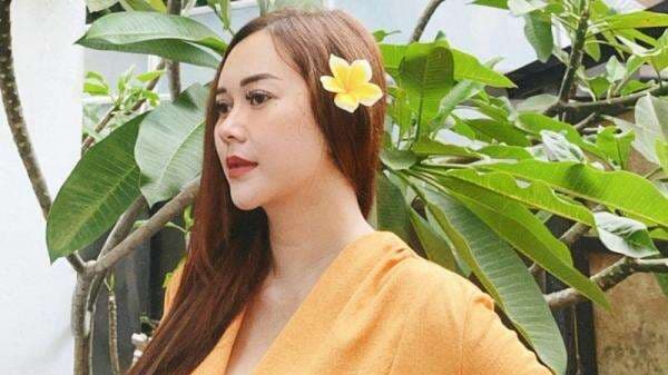 Gaya Aura Kasih Momong Anak Bikin Salfok, Kini Dijuluki Janda Herang!