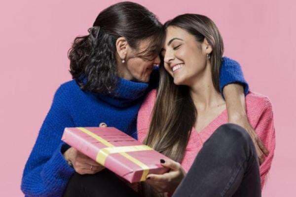 Arti Pose Menyilang Tangan pada Hari Perempuan Internasional