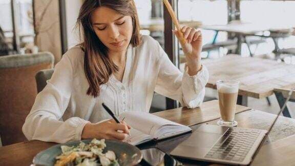 Kesayangan Para Bos Nih! 4 Zodiak Ini Kerap Totalitas dalam Karir, Gak Heran Jadi Karyawan Teladan!