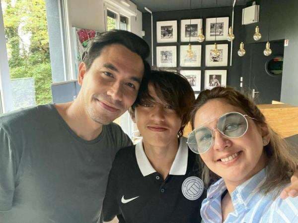 Temani Darius Sinathrya Main Bola, Donna Sinathrya Jelaskan Kondisi Anaknya yang Sekolah Sepakbola di Prancis