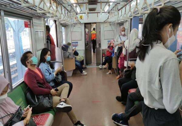 Kapasitas Penumpang KRL Commuter Dibatasi 60 Persen, Tempel Stiker Jaga Jarak