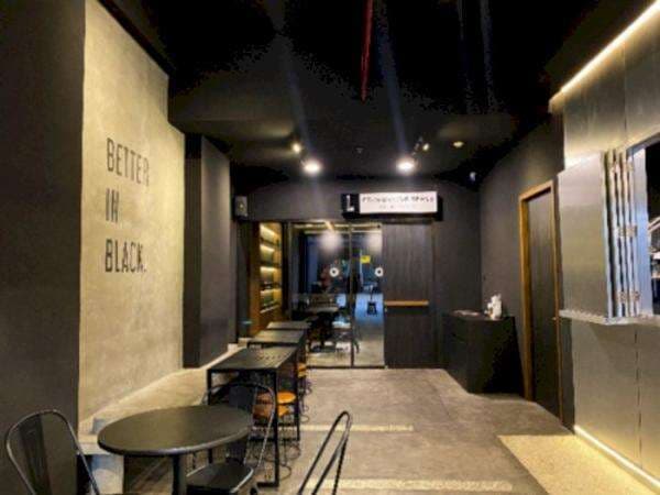 Di Tengah Apartemen Mewah di Malang, Ada Tempat Ngopi Serba Hitam