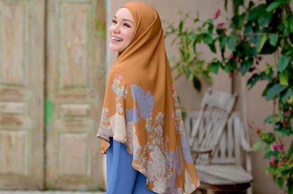 10 Tahun Hijrah, Dewi Sandra Akui Masih Sulit Belajar Alquran