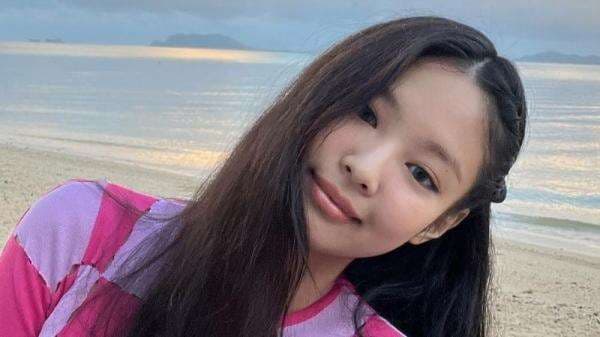 Gaya Jennie BLACKPINK Tampil Seksi di Hawaii, Pakai Outfit Serba Pink bak Barbie!