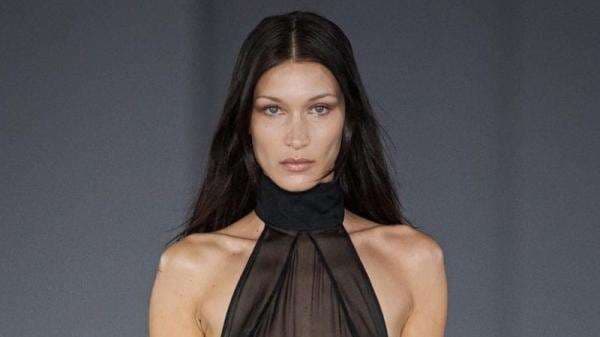 Bella Hadid Tampil Nyaris Telanjang di Catwalk, Tubuhnya Hanya Terbalut Dress Transparan!