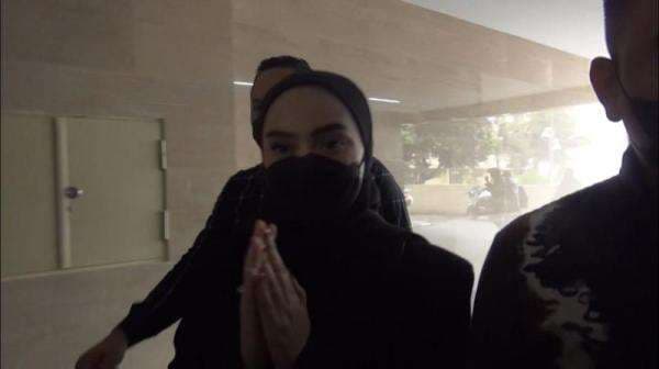 Dinan Fajrina Diperiksa Bareskrim Gegara Kasus Doni Salmanan: Mohon Doanya Semua