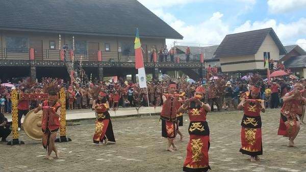 Mengenal Keunikan Pakaian Adat Kalimantan Barat dan Artinya