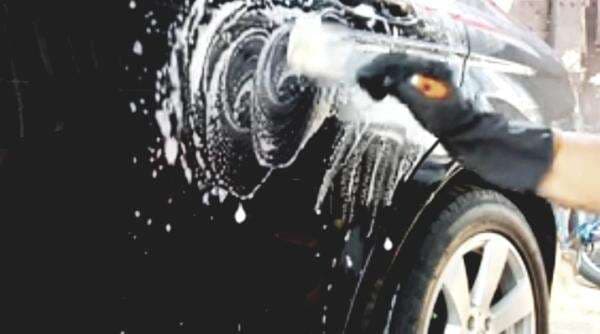 Cara Menghilangkan Swirl di Mobil Hitam