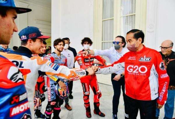 Momen Jokowi Foto dengan Marc Marquez, Diawali Adu Salam Fist Bumb