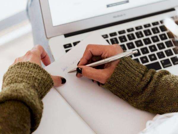 Present Continuous Tense: Rumus dan Contoh Kalimatnya