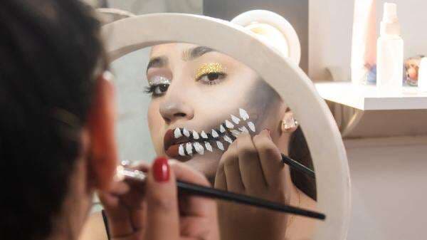 Diundang Pesta Kostum? Ini 9 Langkah Mudah Membuat Make Up Luka Yang Realistis