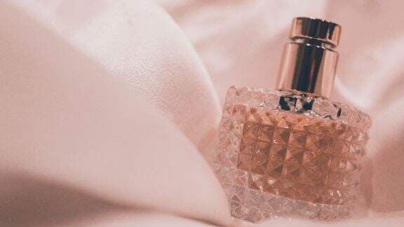 4 Aroma Parfum Pria yang Bisa Bikin Wanita Klepek-klepek, Wanginya Memikat Banget!