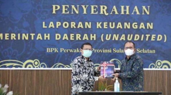 Wali Kota Makassar Serahkan LKPD 2021, Berharap Tak Lagi WDP