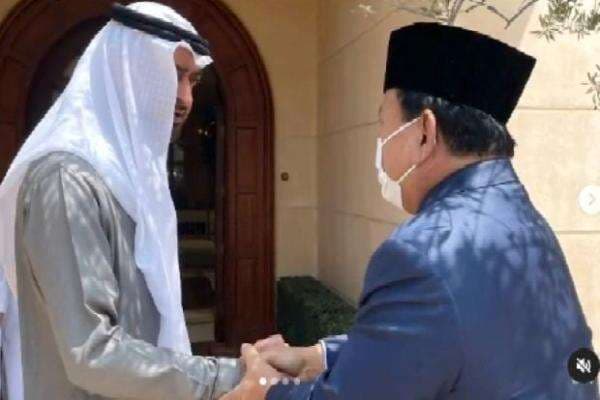 Prabowo Hadiahi Pangeran MBZ Senapan Serbu dan Pistol Berlapis Emas Buatan Pindad