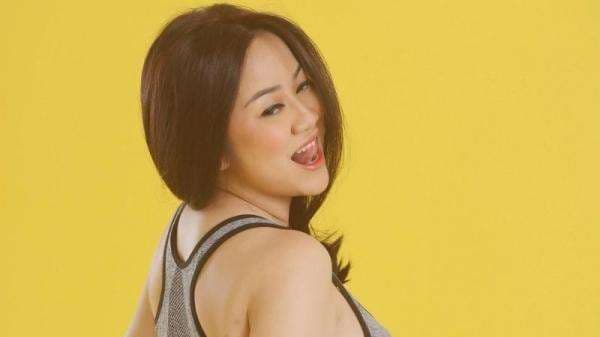 Pose Menggoda Tante Ernie Pakai Bra Abu-Abu, Netizen: Menggugah para Buaya!