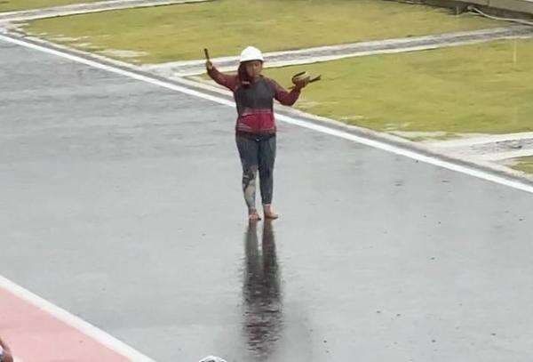 5 Cara Unik Orang Indonesia Menangkal Hujan, Salah Satunya Lempar Pakaian dalam ke Atas Genteng