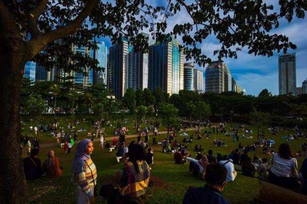 Potret Warga DKI Jakarta Nikmati Senja di Hutan Kota