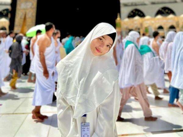 Fuji Tampil Syar'i saat Umrah, Dewi Zuhriati: Doakan Uda Bibi dan Kak Vanessa Ya