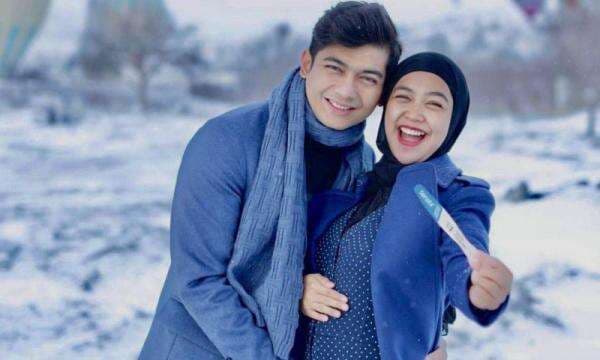 Ria Ricis Beri Kejutan Tespek Positif Hamil, Teuku Ryan: Ini Beneran?
