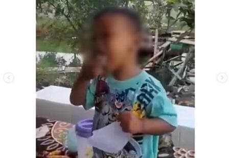 Viral Bocah Bekasi Doyan Makan Kertas, Kardus, hingga Styrofoam