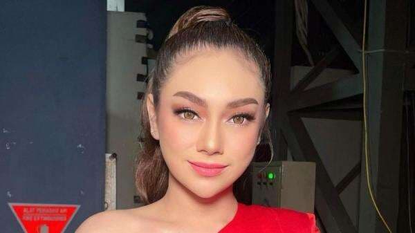 5 Potret Celine Evangelista Pakai Gaun Seksi, Pesona Janda 4 Anak Kian Tak Terbantahkan!