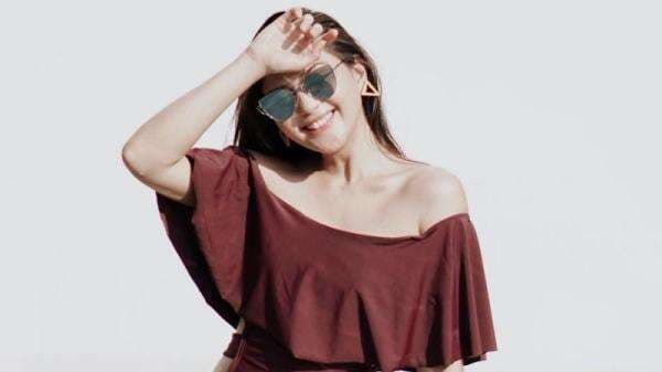 Seksinya Gaya Jessica Mila dalam Balutan Swimsuit Merah, Netizen: Membuat Hatiku Berdetak!