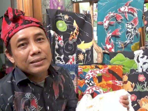 Seniman Ini Bikin Batik 3D Ikan Koi yang Mirip Lukisan, Karyanya Dibeli Bule AS