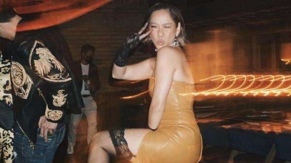 Seksinya Gaya Bunga Citra Lestari di Pesta Ultah, Pakai Dress Kulit Belahan Tinggi!