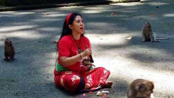 Mbak Rara Pawang Hujan: Langit Itu Seperti AC Besar, Remotnya Ada di Saya Mbak Rara Pawang Hujan: Langit Itu Seperti AC Besar, Remotnya Ada di Saya