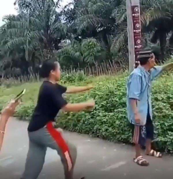 Sekelompok Wanita Dorong Kakek hingga Terperosok, Warganet: Anak Durhaka!