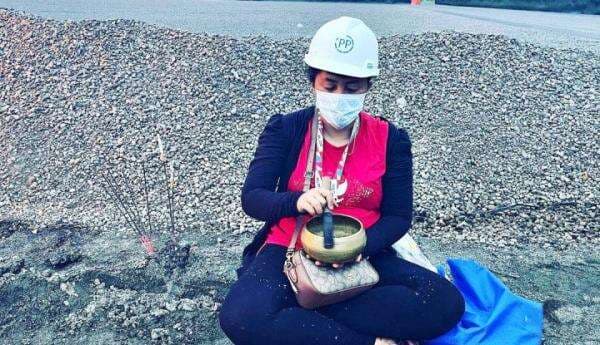 Tanyakan Agama Mbak Rara Pawang Hujan Sirkuit Mandalika, Deddy Corbuzier Kaget Lihat di KTP-nya