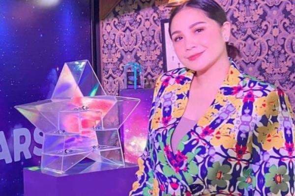 Nagita Slavina Jadi Perhatian Pakai Blazer Oversize Floral, Harganya Rp3,6 Juta!