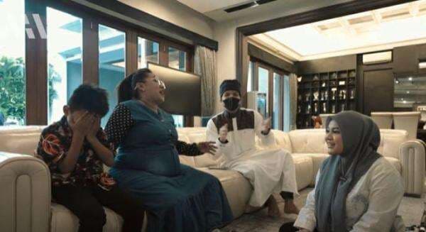 Tante Lala Ingin Peluk Rafathar, Reaksi sang Anak Mengejutkan Tante Lala Ingin Peluk Rafathar, Reaksi sang Anak Mengejutkan