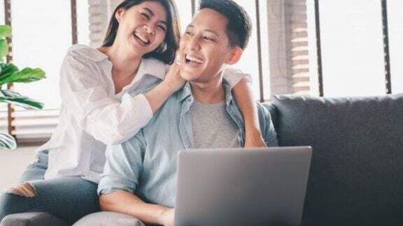 Sering Jadi Idaman Banyak Orang, Ini 5 Manfaat Punya Pasangan Humoris