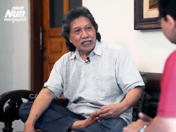 Cak Nun Pernah Menyingkirkan Hujan, Begini Caranya